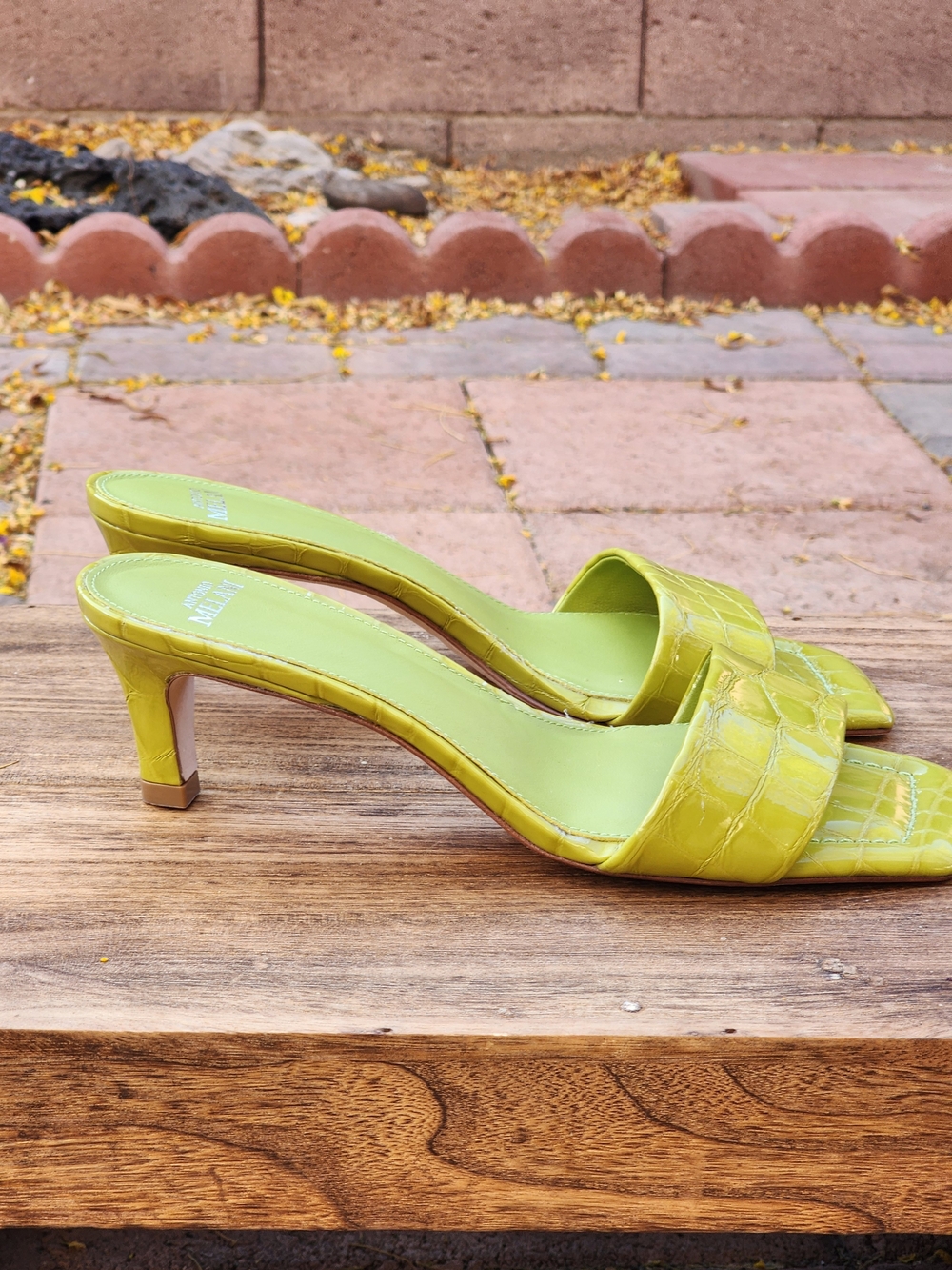 Antonio Melani Women's Green Patent Leather Croc-Embossed Mid-Heel Slides Size 8 - Picture 4 of 7